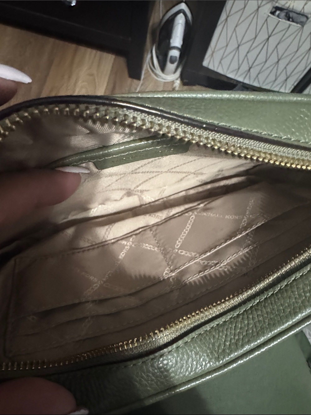 Michael Kors Olive Green Pebbled Leather Camera Bag with Gold Logo no tags - Picture 5 of 8
